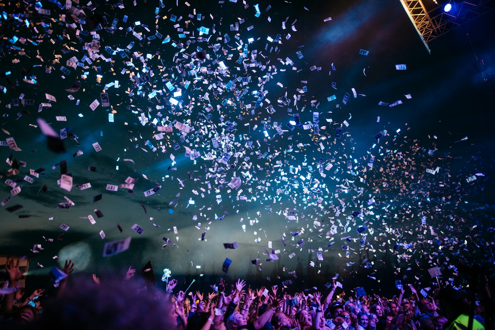 Confettis retombant sur des invités en fête