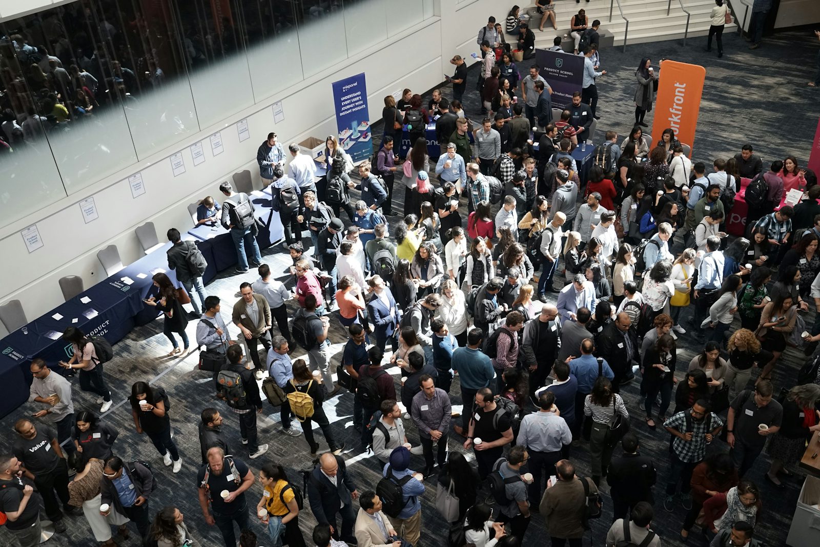 Rangées de participants assis lors d'un événement corporate